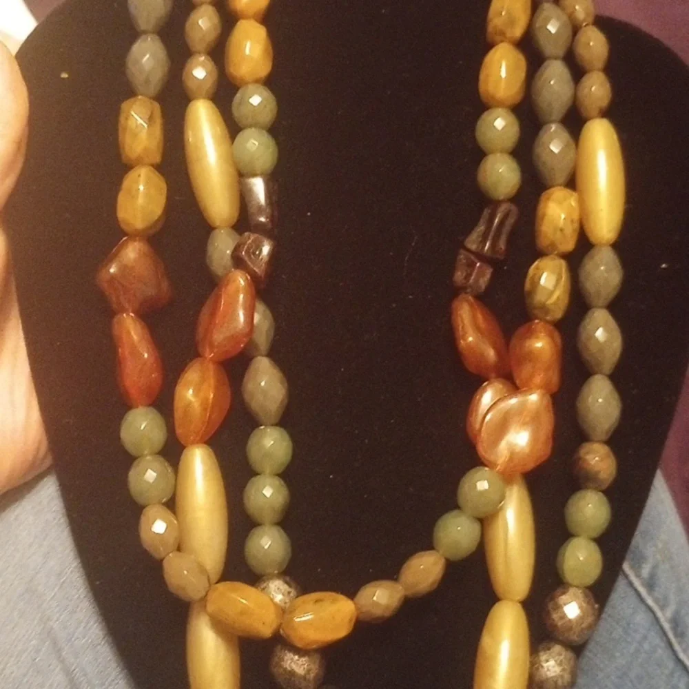 Costume Jewelry Necklace - Picture 2 of 3